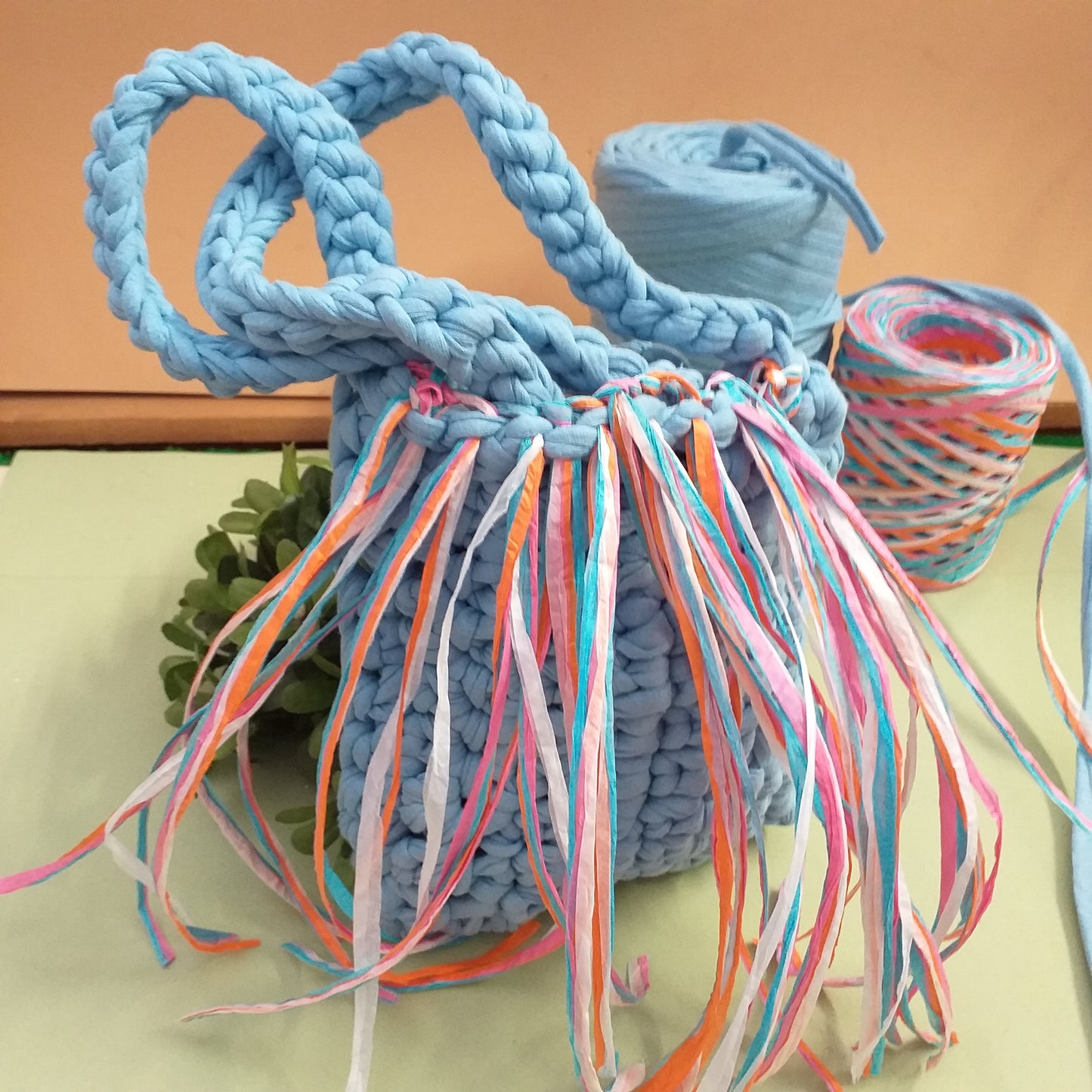 pronta da indossare o kit fai da te borsa di fettuccia uncinetto celestino-hawaiano frange rafia naturale vegetale cellulosa arancione fucsia turchese bianco fatta a mano made in italy