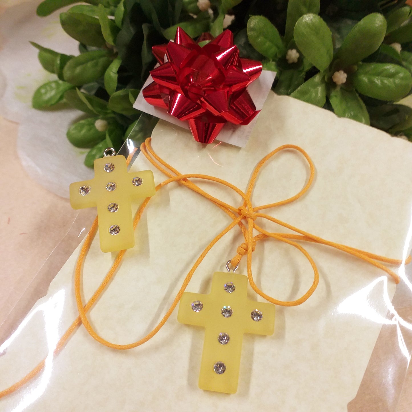 solo ciondolo o packaging collanina per bambini ragazzi cordino cerato giallo Croce resina simil-polaris strass di brillantini idea regalo gadget souvenir ricordino pensierino maestre catechiste bomboniera religiosa