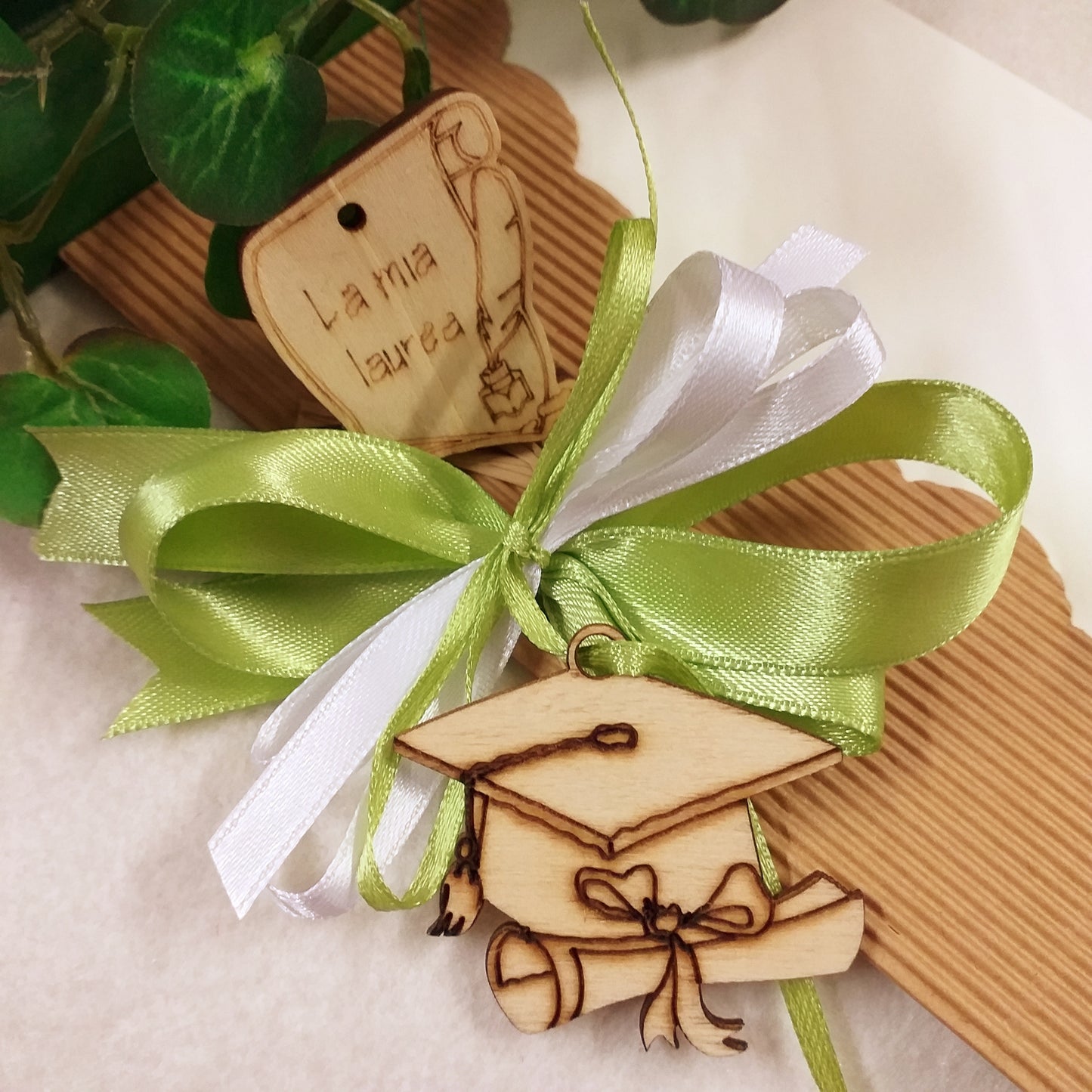 coccarda verde pergamena calamaio inchiostro cappello di laurea tocco ciondolo di legno legnetto applicazione fiocco nappina per segnaposto laurea composizione bomboniere decorazione