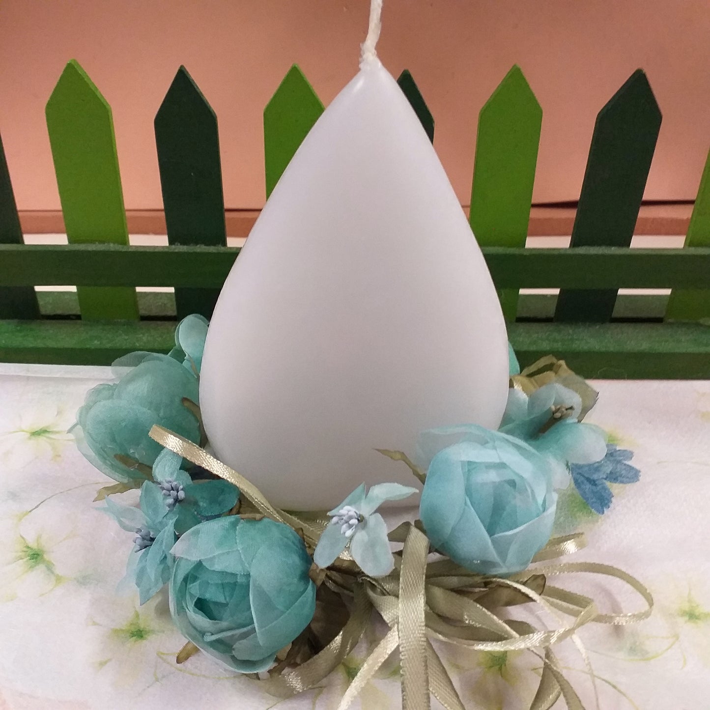 candela goccia bianca + giro-candela rose boccioli foglie verdi colore tiffani-pastello nastrini uso centrotavola composizione floreale allestimento matrimonio pasquale vetrinistica fiori finti artificiali di stoffa organza