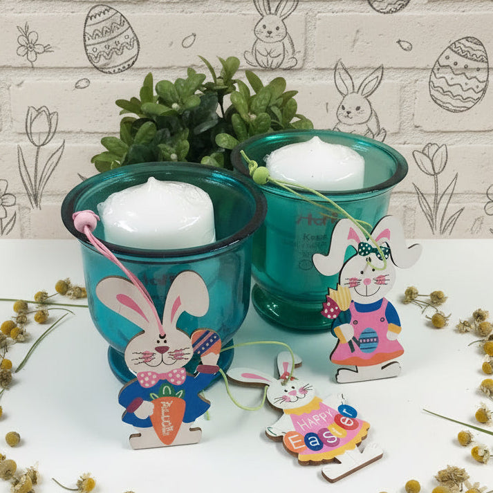 candela vasetto vetro verde blu composizione con ciondoli coniglietti pasquali colorati arancio rosa blu happy easter scritta welcome ovetti fiori uso packaging segnaposto idea regalo sorpresa ovetti cioccolato gadget souvenir