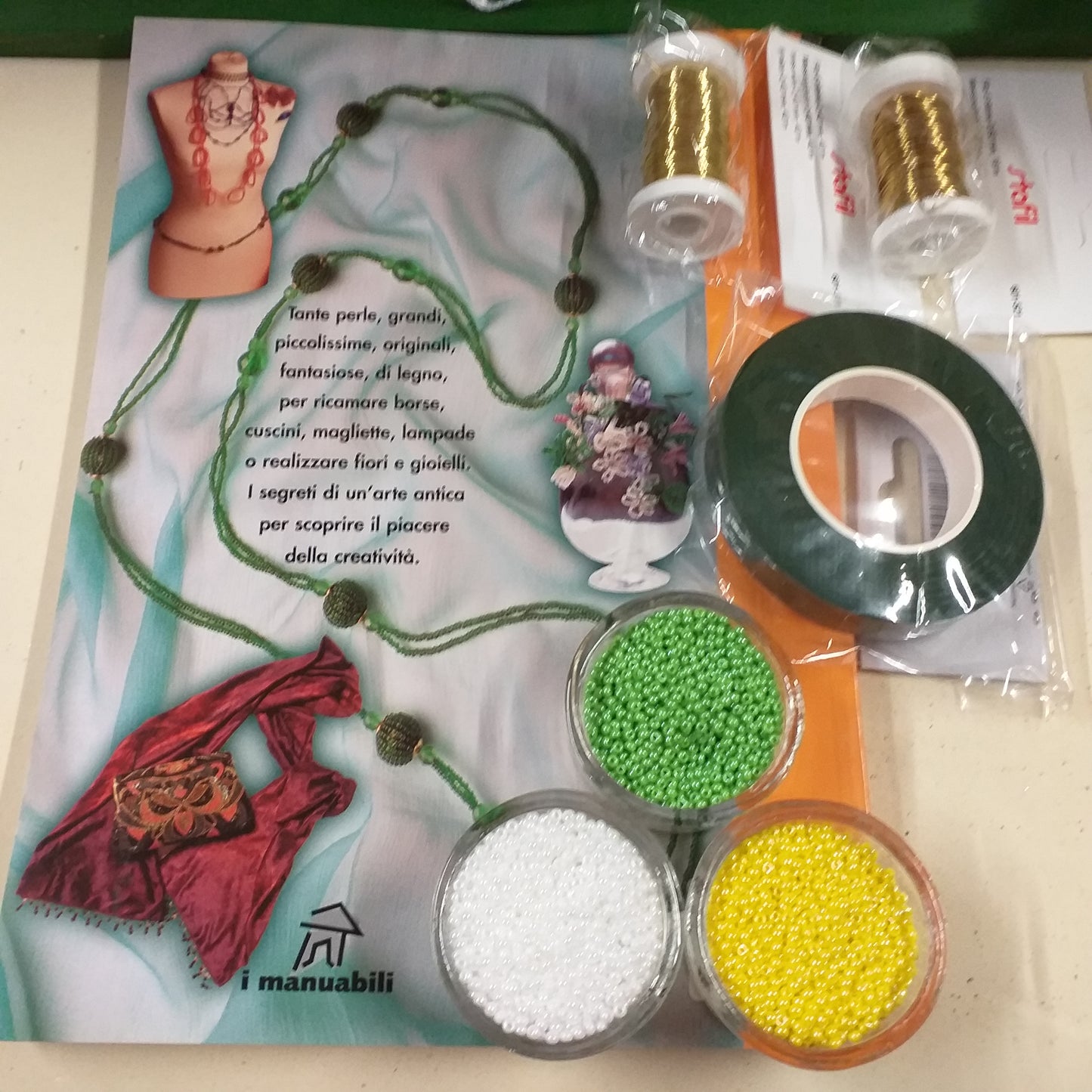 materiale del kit margherite e manuale Demetra collana i manuabili retro di copertina idee perle per ricamare borse cuscini magliette lampade realizzare fiori gioielli arte antica creatività sciarpe