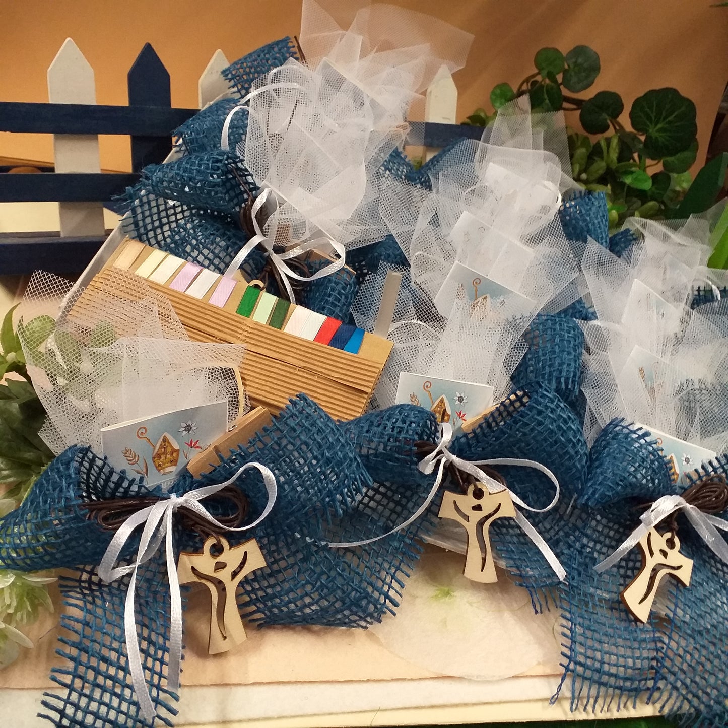vassoio sacchetti fiocco bomboniere juta con Croce Tau collanina di cordino blu per Prima Comunione Santa Cresima Santo Giorno ciondolo applicazione legno confezionamento con confetti tulle bigliettino