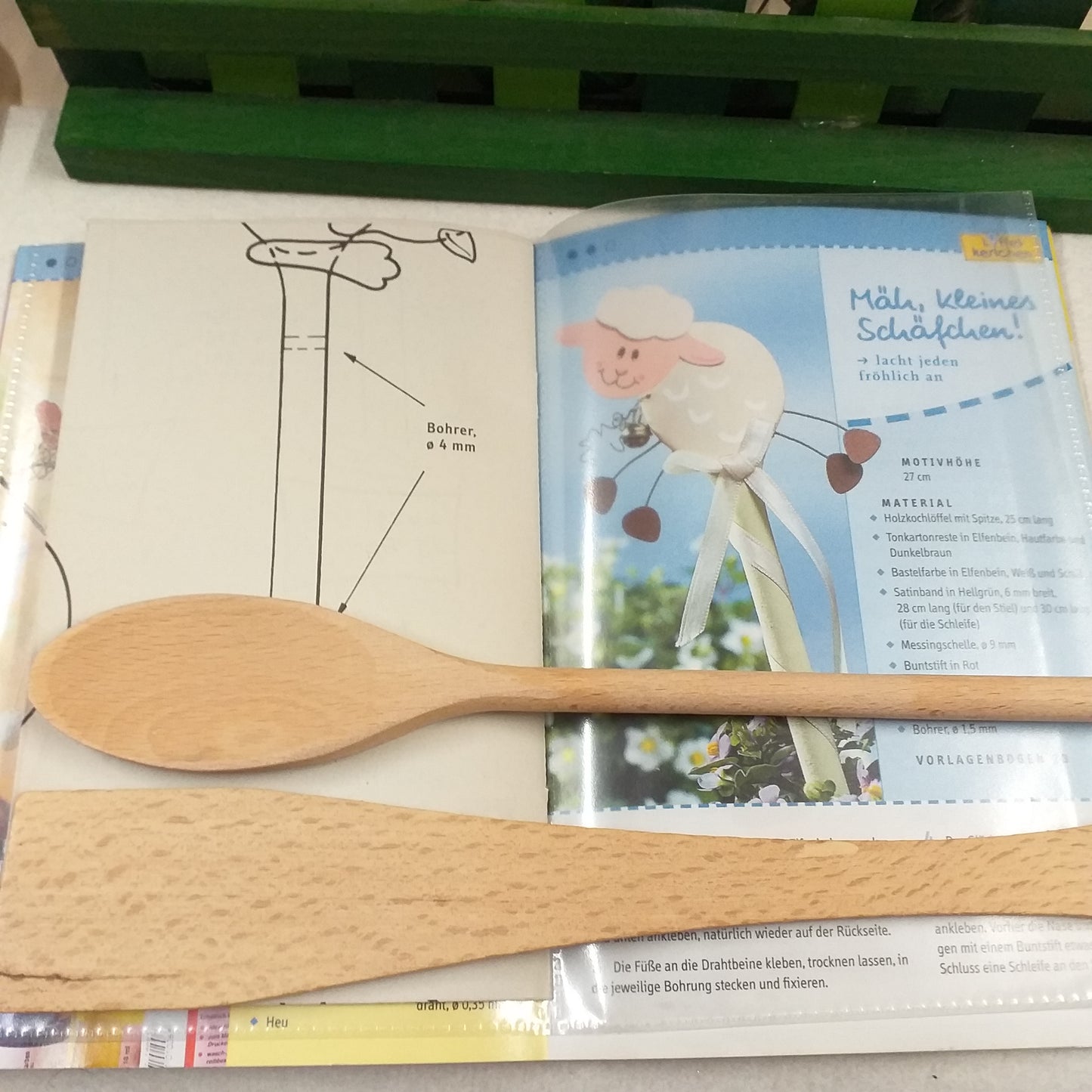 interno del libretto con cartamodelli schemi pecora del Rayher kit manuale Löffelkerlchen für den Frühling Bastelideen con i cucchiai da cucina in legno attrezzi uso lavoretti pasquali creativi facili bambini
