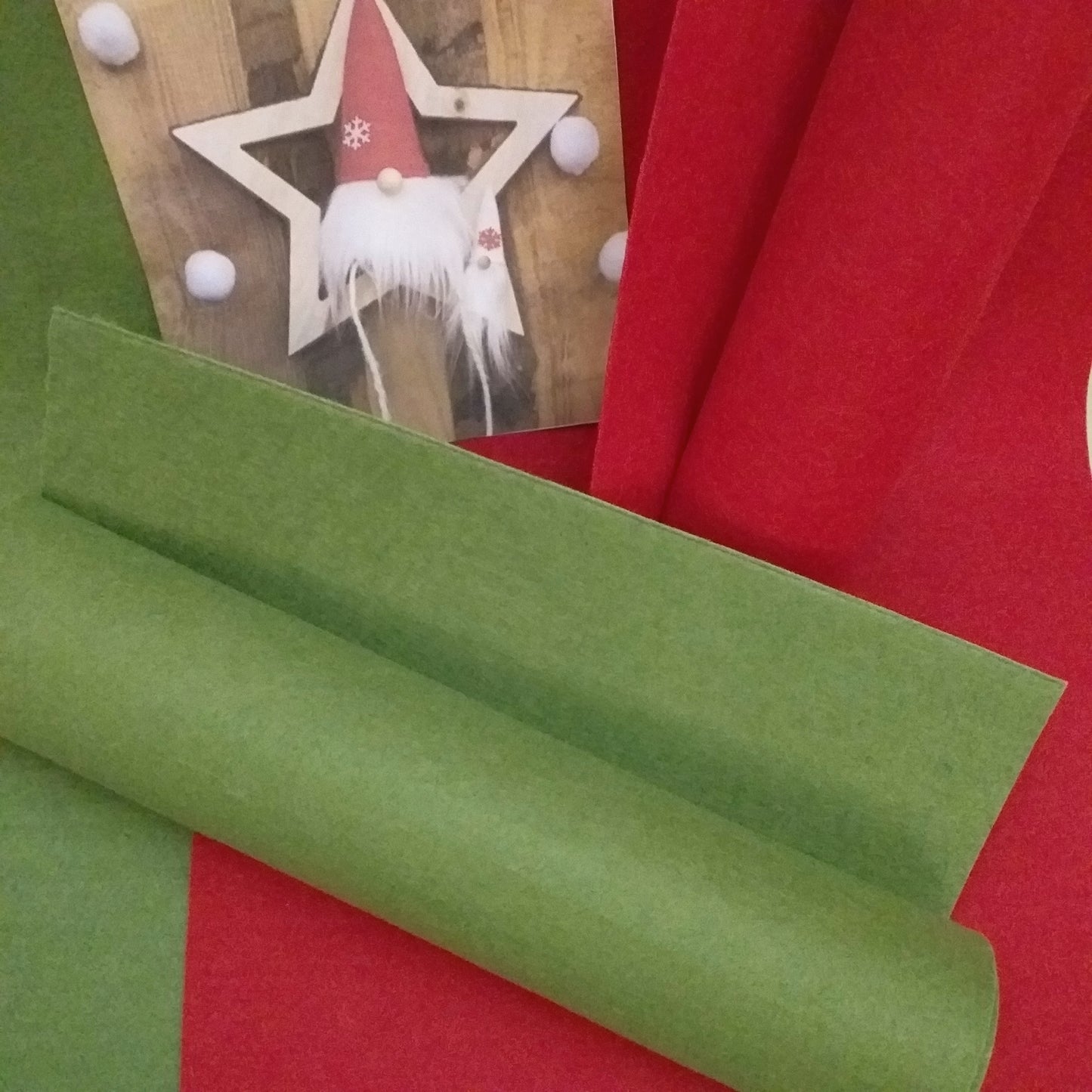 foglio feltro spessore 2 mm colori rosso verde muschio uso fai da te fiori stelle natalizie botanica agrifoglio vischio cappello babbo gnomo natale fuoriporta