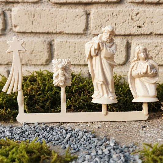 vetrina natale primo piano gruppo statuine mini Presepe Natività 3 cm Gesù Giuseppe Maria Madonna stella cometa statuette bianche miniatura da decorare colorare per addobbi pallina sfera per albero