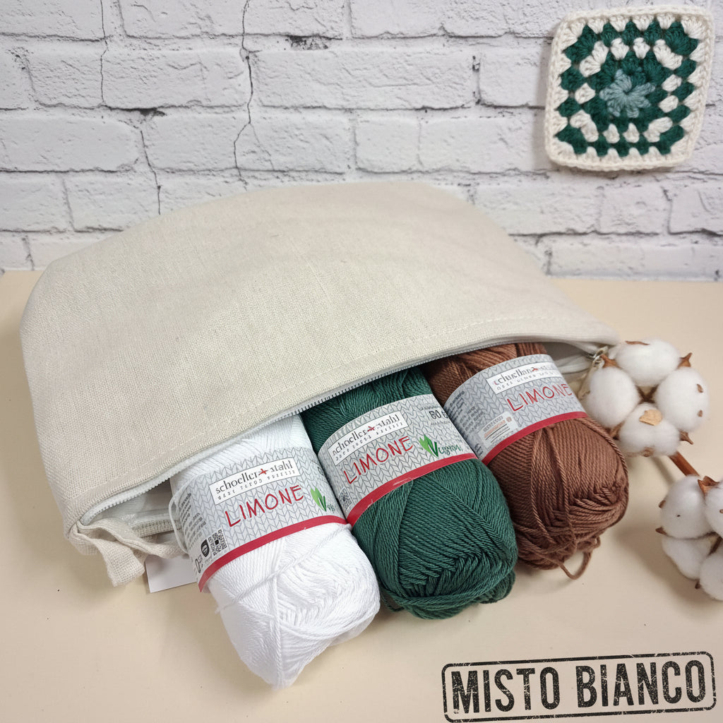 pochette tela con misto bianco gomitoli filo uncinetto filato cotone grosso mercerizzato uso amigurumi pupazzi bambole crochet bag borse costumi abbigliamento arredamento