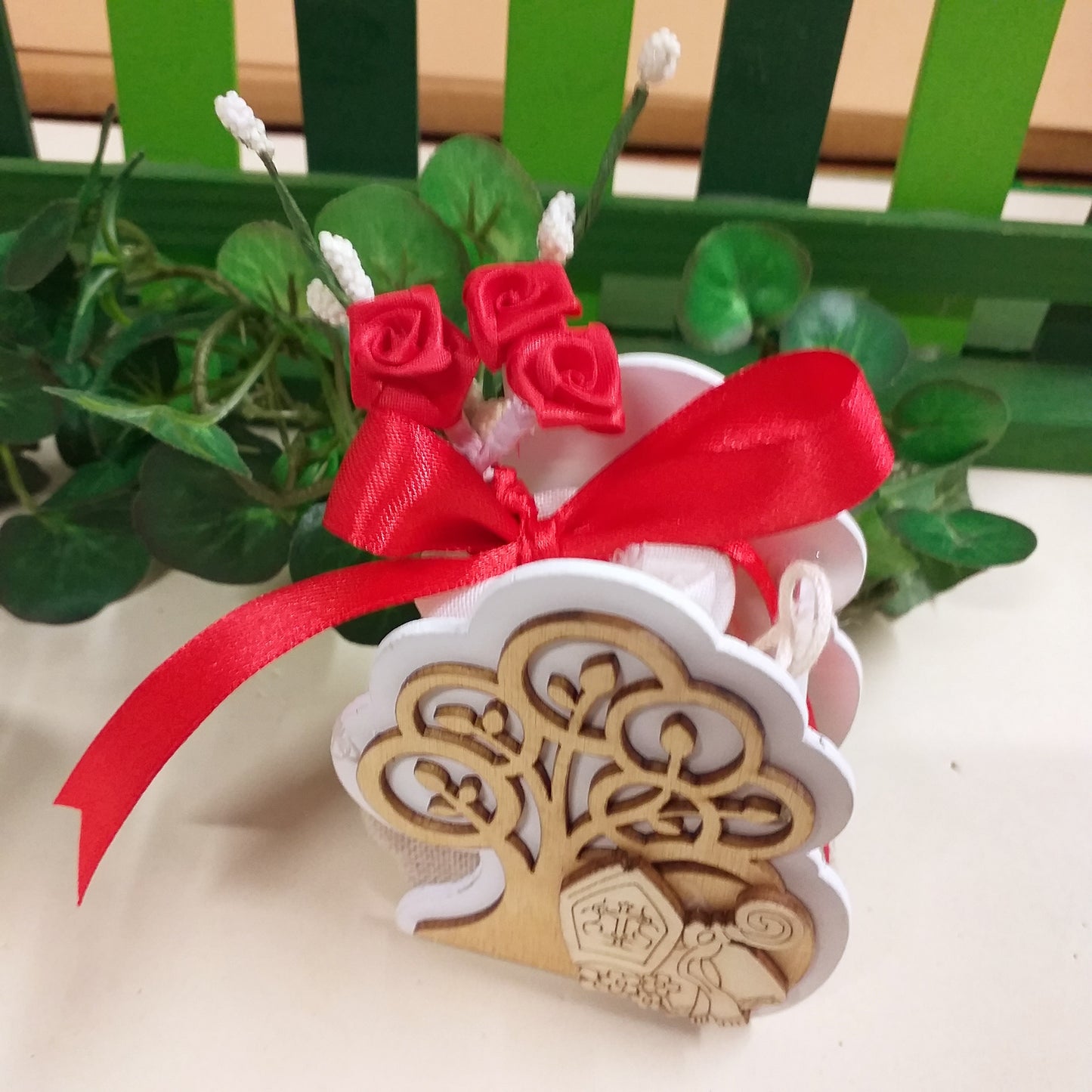 come decorare sacchetto Cresima confetti con fiocchetto fiorellini roselline bomboniere fai da te confezioni segnaposto regalo colore rosso