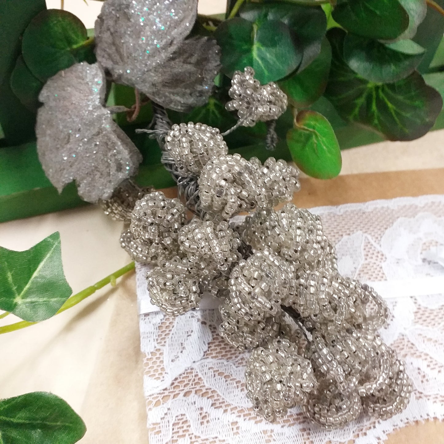 grappolo uva perline veneziane perle di conteria Murano creazione artigianato Venezia con rocailles colore argento idea regalo e bomboniera