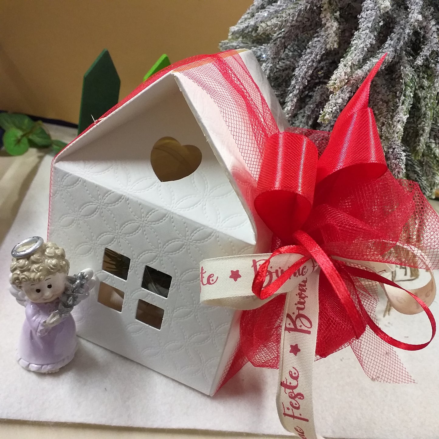 scatolina casetta per angelo custode composizione pick pino pigna bacche rosse sfera pallina di plastica trasparente per albero di Natale idea regalo decorazioni addobbi nastro auguri buone feste
