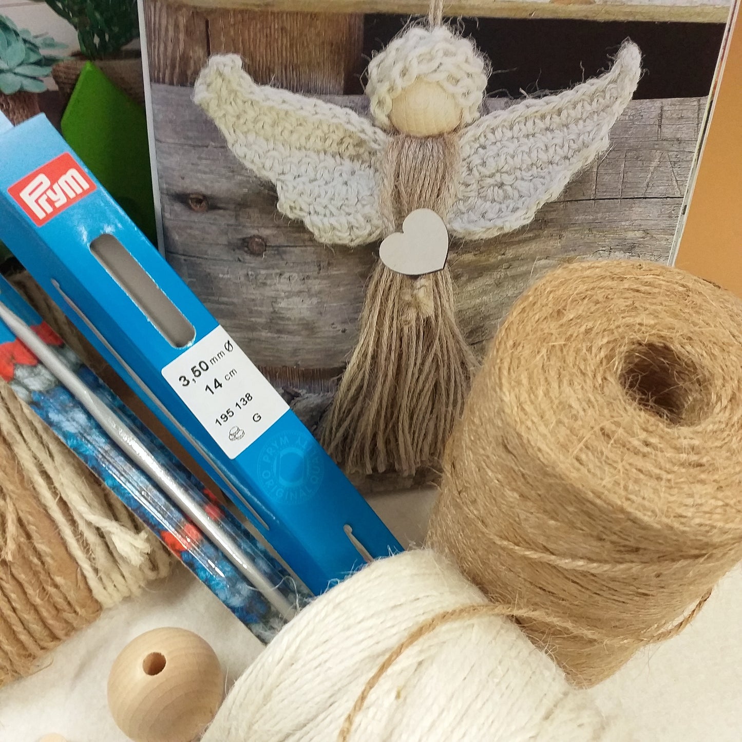 angelo fai da te di filato colorato bianco e naturale beige kit idee facili uncinetto stafil angioletti natalizi albero Natale foto spiegazioni passo a passo da realizzare con filo juta