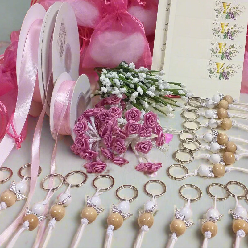 sacchettini organza fucsia bigliettini Prima Comunione velo di sposa roselline rosa nastrini per confezionare portachiavi legno angioletti angeli realizzati a mano con perle e perline ali di metallo