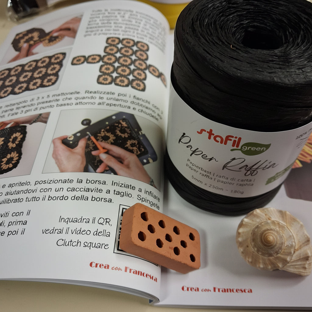 collezione Crea con Francesca manuale sulle borse uncinetto di rafia come assemblare manufatto e chiusura legno, evidenzio QR per vedere il video tutorial coperto con mattoncino