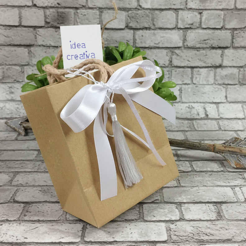 idea creativa shopper borsina packaging fiocco nappina bianca decorativa applicazioni fai da te bomboniere e segnalibro laurea comunione cresima matrimonio ricordini souvenir