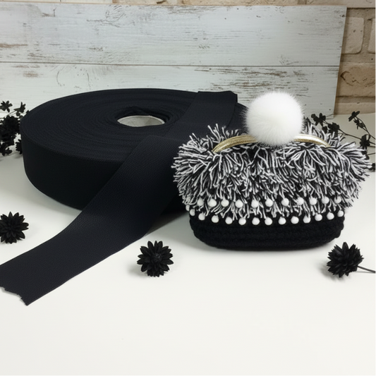 maglina di lanetta in colore nero, fettuccia Stafil pesante invernale da lavorare con filato sfumato e pompon per borsellino pochette borsa uncinetto