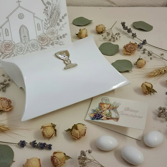 Scatolina portaconfetti bianca shabby chic forma bustina con simboli calice oro uso bomboniere Comunione Cresima confettata fai da te
