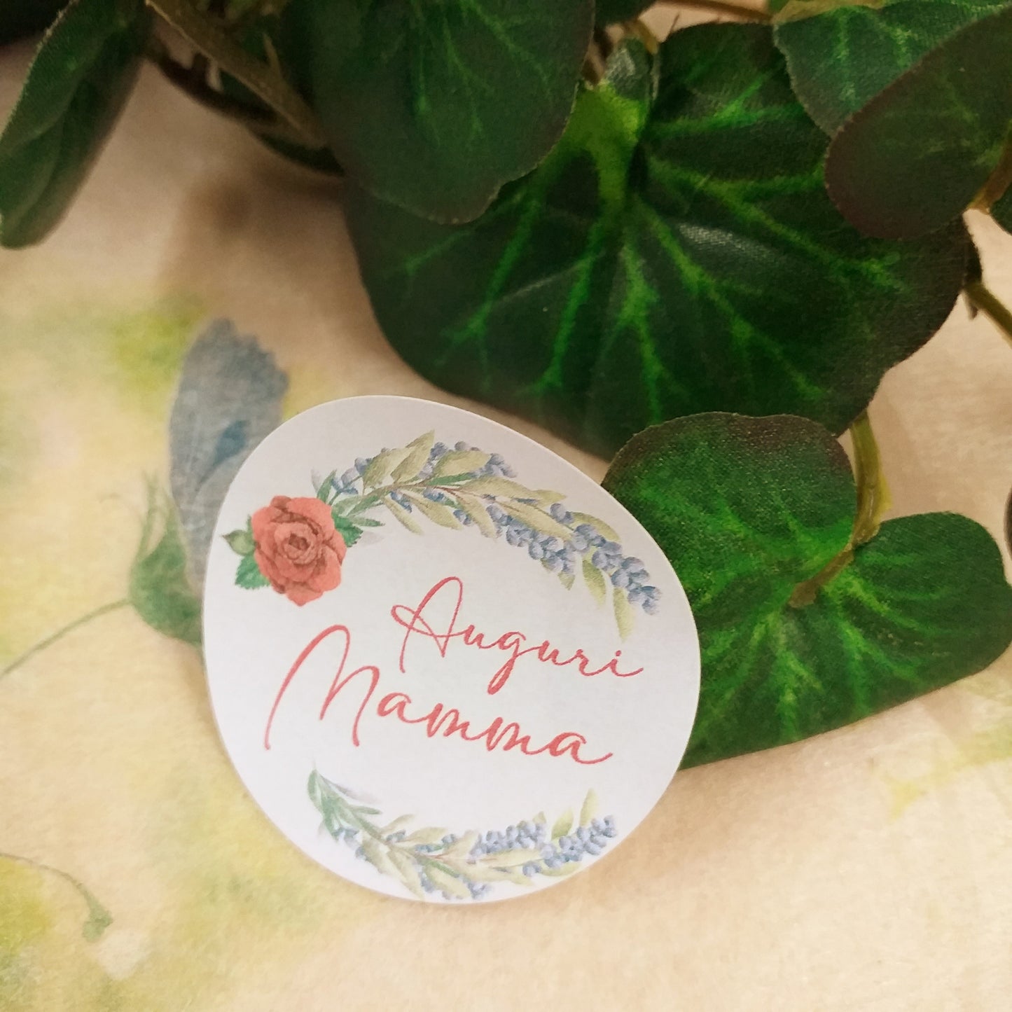 come personalizzare piantina finta artificiale con sticker adesivo tag rotondo etichetta di auguri per la festa della mamma con rosa rossa lavanda ramo