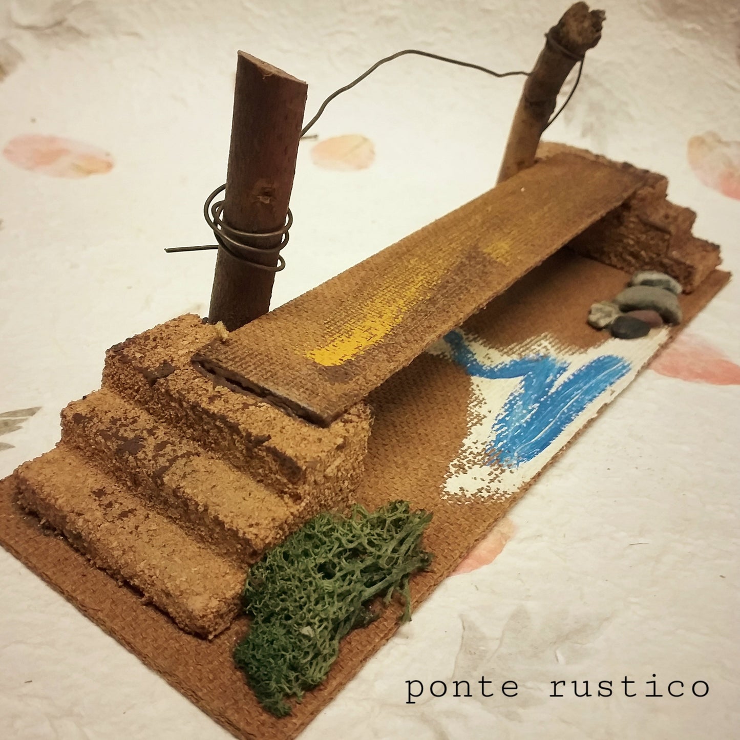 ponte rustico con fiume muschio su base composizione legno uso ambientazione Presepe miniature giardino arredi bonsai alberi piantine perline