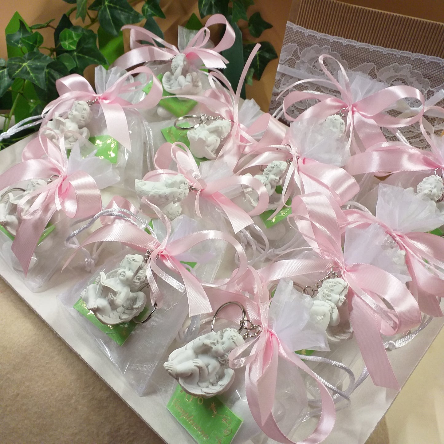 Confettata aprifesta angioletti bianchi tipo gesso come ciondolo portachiavi bomboniere angeli stilizzati sacchetti bianchi confetti bigliettini verdi compleanno diciottesimo 18 anni ragazza