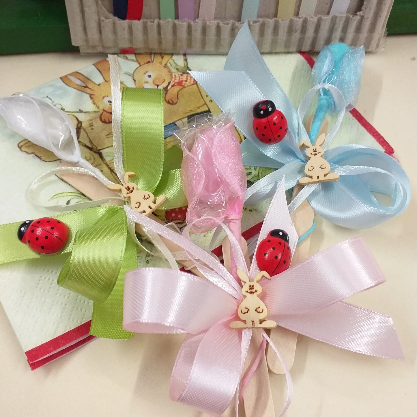 bimbo maschietto bimba femminuccia applicazione ciondolo legno coniglietto bebè segnalibro coccinella confezionata bomboniera offerta 1 euro nascita babyshower segnaposto battesimo confetto monoporzione foglia tulle coccarda nastro