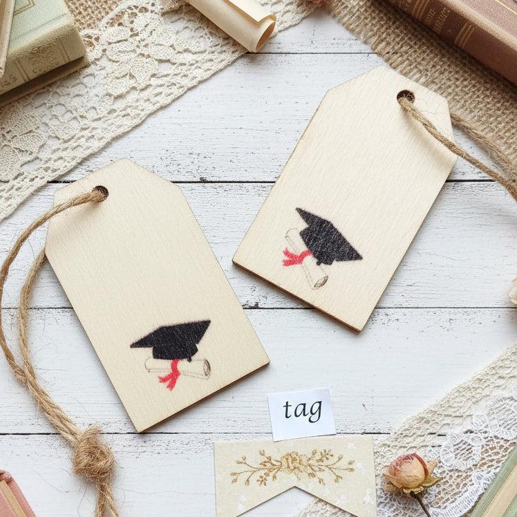 tag rettangolare con pergamena nastrino tocco cappello laurea stampato colorato piastrine legnetti applicazioni come decorazione fai da te bomboniera ciondolo di legno naturale spago