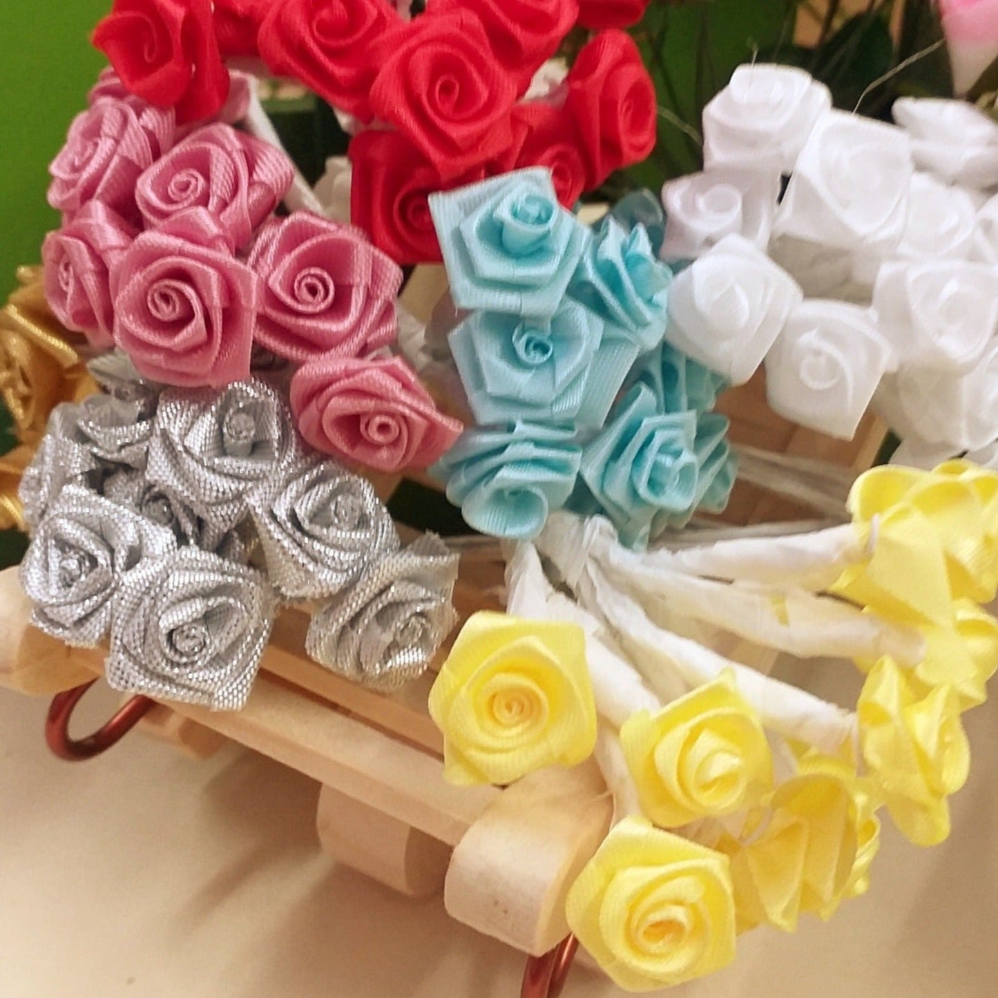 Applicazioni fiori bomboniere fai da te rose e roselline boccioli con stelo gambo di ferro per composizioni floreali natalizie uso creare fermacapelli fasce acconciature chiudipacco regalo