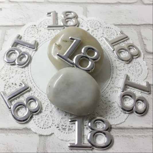 tag etichette numero 18 uso applicazioni bomboniere fai da te simboli in plastica per confezioni packaging segnaposto confetti da incollare su sacchettini scatoline pacchi regalo diciottesimo compleanno anniversario