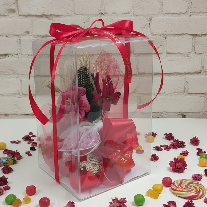 tavolo confettata dettaglio scatola trasparente per confezione bouquet laurea bomboniera segnaposto con gufo ciondolo legno applicazione fiocco nastro scritta racchette tulle portaconfetti confezione confetti rossi fiori  secchi peperoncino tulle