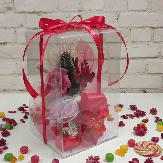 tavolo confettata dettaglio scatola trasparente per confezione bouquet laurea bomboniera segnaposto con gufo ciondolo legno applicazione fiocco nastro scritta racchette tulle portaconfetti confezione confetti rossi fiori  secchi peperoncino tulle