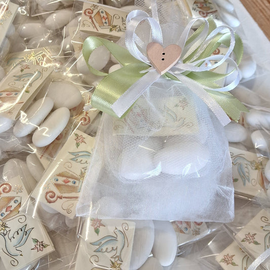 cuoricino legno applicazione bomboniera green sacchetto portaconfetti  ragazzo per Santa Cresima confezionato confetti e bigliettino nastro verde salvia