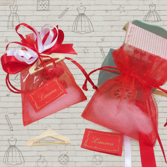 sacchetti bomboniere laurea moda design fashion con gruccia mini attaccapanni miniatura legno green confetti bigliettini coccarda rosso bianco allestimento palloncini e simboli facoltà il confezionato e il fai da te kit