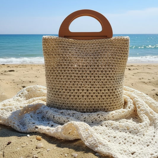 ambientazione estiva spiaggia mare pareo cotone traforato borsa uncinetto di juta esempio per il fai da te con manici legno ovali a D marrone mattone