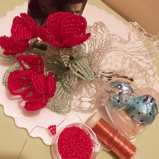 confezioni san valentino bouquet roselline rosse fiori di perline scatola cuore trasparente con cioccolatini