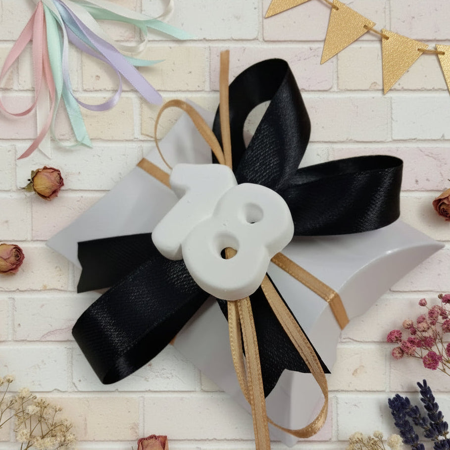 kit fai da te bomboniere 18 anni diciottesimo compleanno bigliettino bianco oro confettata 3 confetti mandorla bianchi bustina economica originale confezionata gessetto