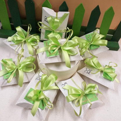 allestimento confettata bianco e verde shop bomboniere 18 anni bustina bianca economica simboli diciottesimo ragazzo ragazza bigliettino il mio 18° compleanno scritta portaconfetti scatolina con 3 confetti