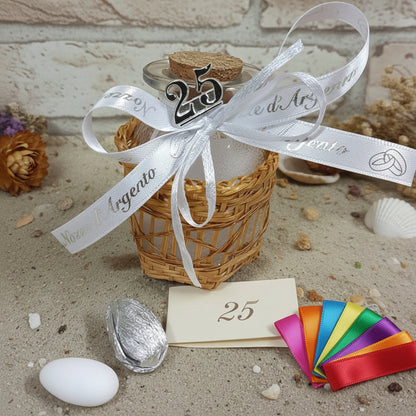 barattolino vasetto vetro tappo sughero numero 25 di anni matrimonio anniversario nozze argento confezionato confetti bianchi argentati tulle portaconfetti