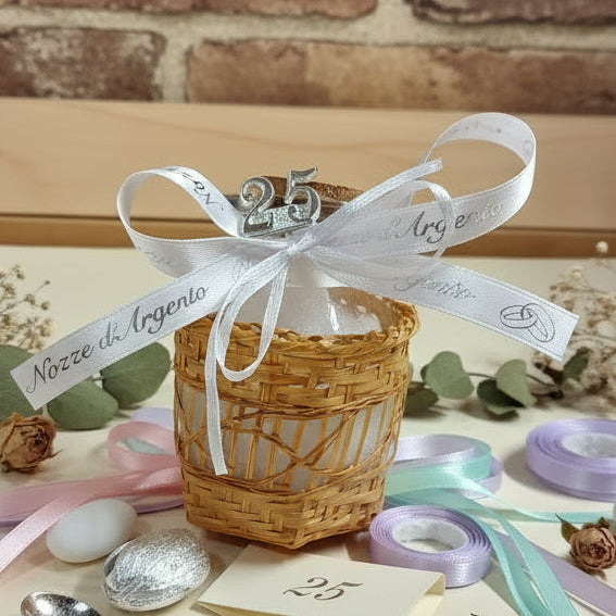 tavolino confettata vasetti barattoli vetro tappo sughero numero 25 anni matrimonio anniversario nozze argento confezionati confetti cestini bigliettini altri nastrini pastello
