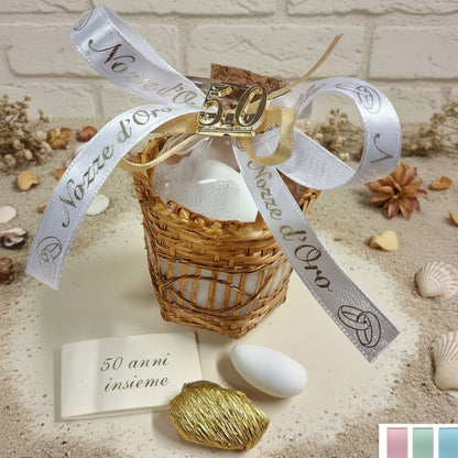 barattolino vasetto vetro tappo sughero numero 50 di anni matrimonio anniversario nozze d'oro confezionato confetti bianchi dorati, composizione packaging cestino classico