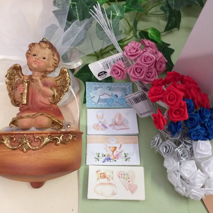 scelta bigliettino Battesimo Comunione Cresima fiori colori per packaging angelo da appendere bomboniere sacre religiose idee regalo oggetto resina acquasantiera forma angioletto
