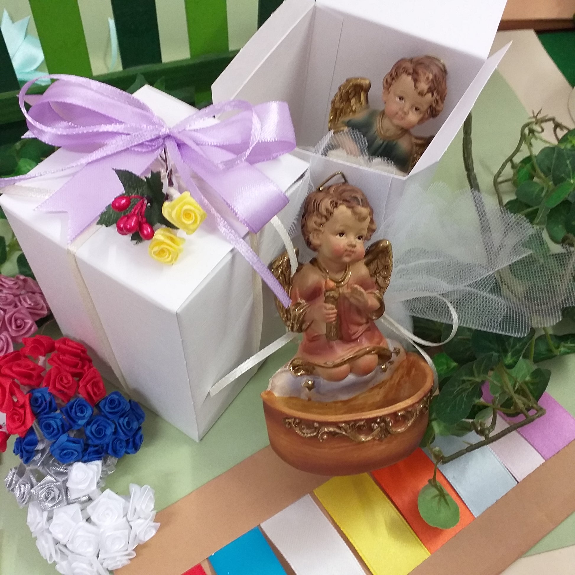 coccarda lilla colori nastrini packaging angelo da appendere bomboniere sacre religiose idee regalo oggetto resina acquasantiera forma angioletto