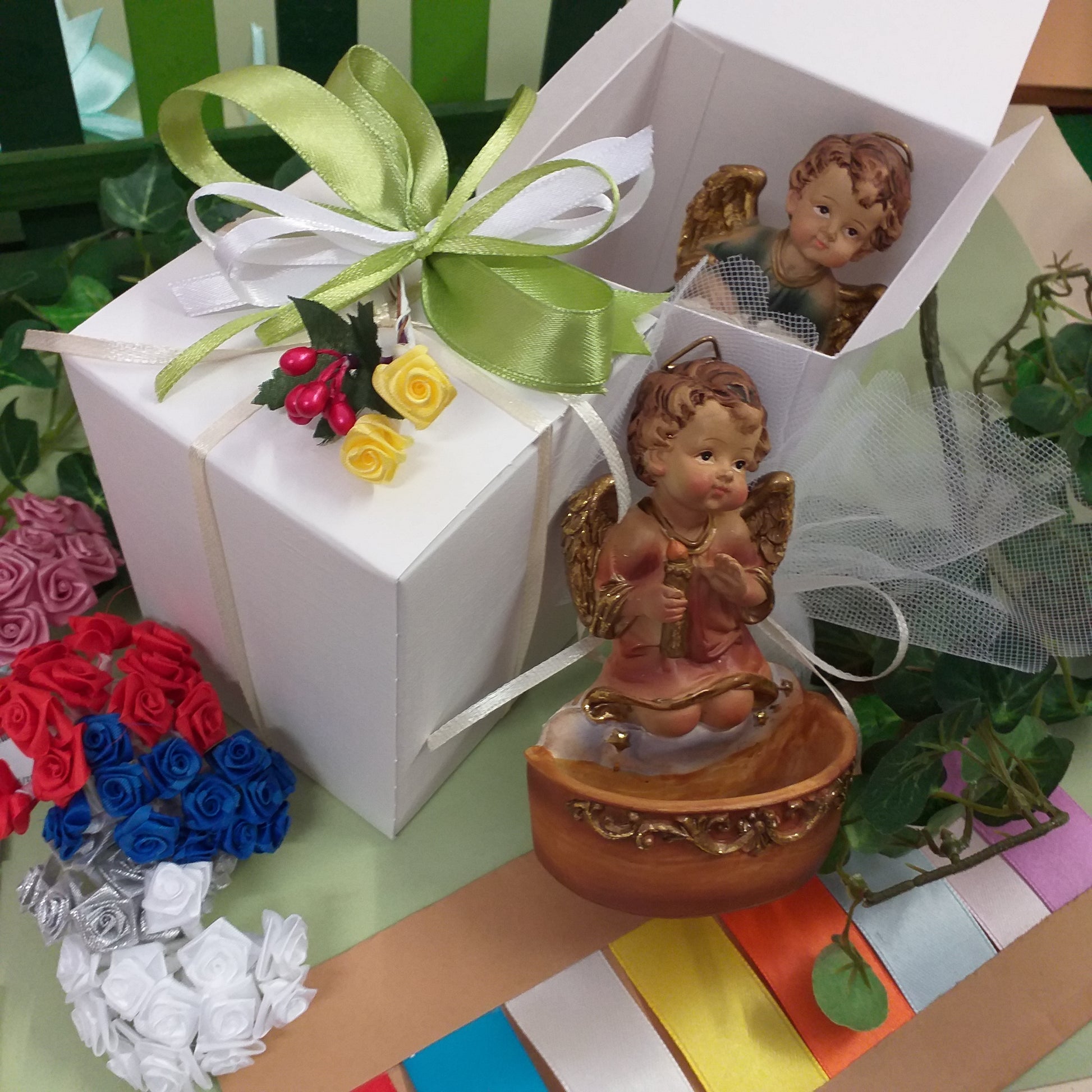 fiocco verde bianco bouquet fiori e packaging confetti di angelo da appendere bomboniere sacre religiose idee regalo oggetto resina acquasantiera forma angioletto
