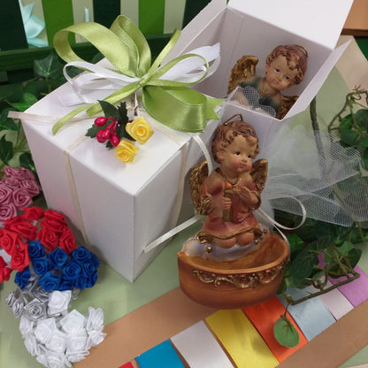 fiocco verde bianco bouquet fiori e packaging confetti di angelo da appendere bomboniere sacre religiose idee regalo oggetto resina acquasantiera forma angioletto