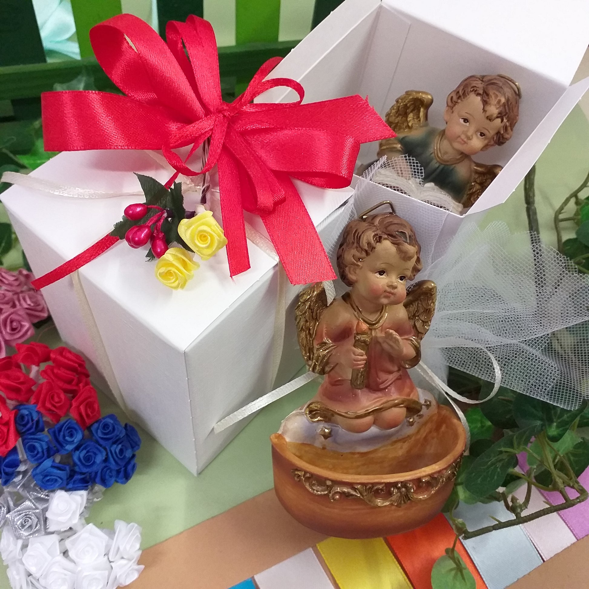rosso packaging confetti di angelo da appendere bomboniere sacre religiose idee regalo oggetto resina acquasantiera forma angioletto