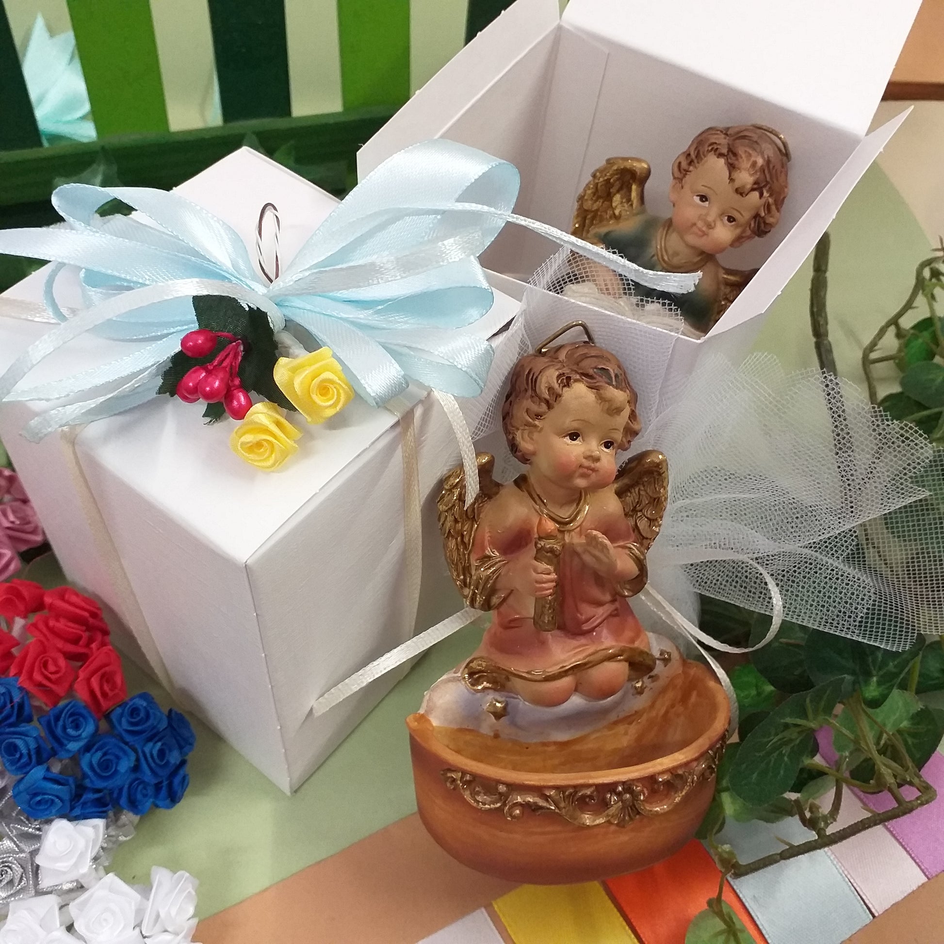coccarda celeste azzurro maschietto bimbo colori fiori nastri di angelo da appendere bomboniere sacre religiose idee regalo oggetto resina acquasantiera forma angioletto