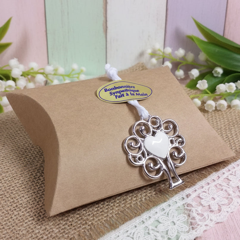 bustina beige avana e mughetti idee segnaposto ristorante chiudipacco regalo packaging confezionamento albero cuore smaltato festa mamma san valentino pasqua ciondolo con tag sticker bonbonniéres a main cuoricini