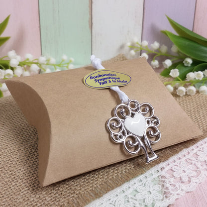 bustina beige avana e mughetti idee segnaposto ristorante chiudipacco regalo packaging confezionamento albero cuore smaltato festa mamma san valentino pasqua ciondolo con tag sticker bonbonniéres a main cuoricini