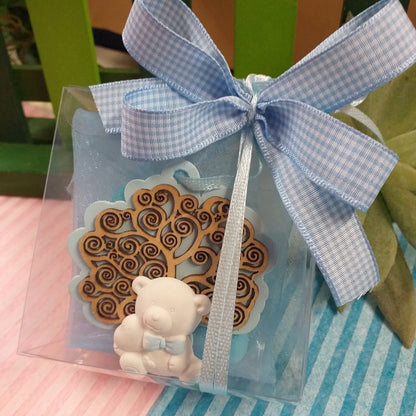 bimbo maschietto celeste azzurro albero della vita ciondolo legno piantina alberello applicazione gessetto orsacchiotto bomboniera confezionata scatola nastro confetti
