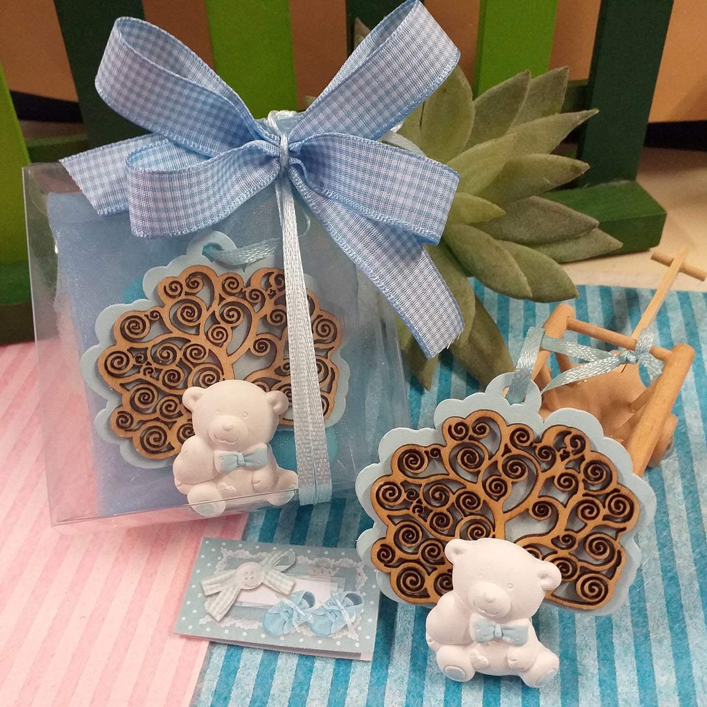 bimbi maschietti celeste azzurro albero della vita ciondolo legno piantina alberello applicazione gessetto orsacchiotto bomboniera confezionata scatola nastro confetti o fai da te oggetto