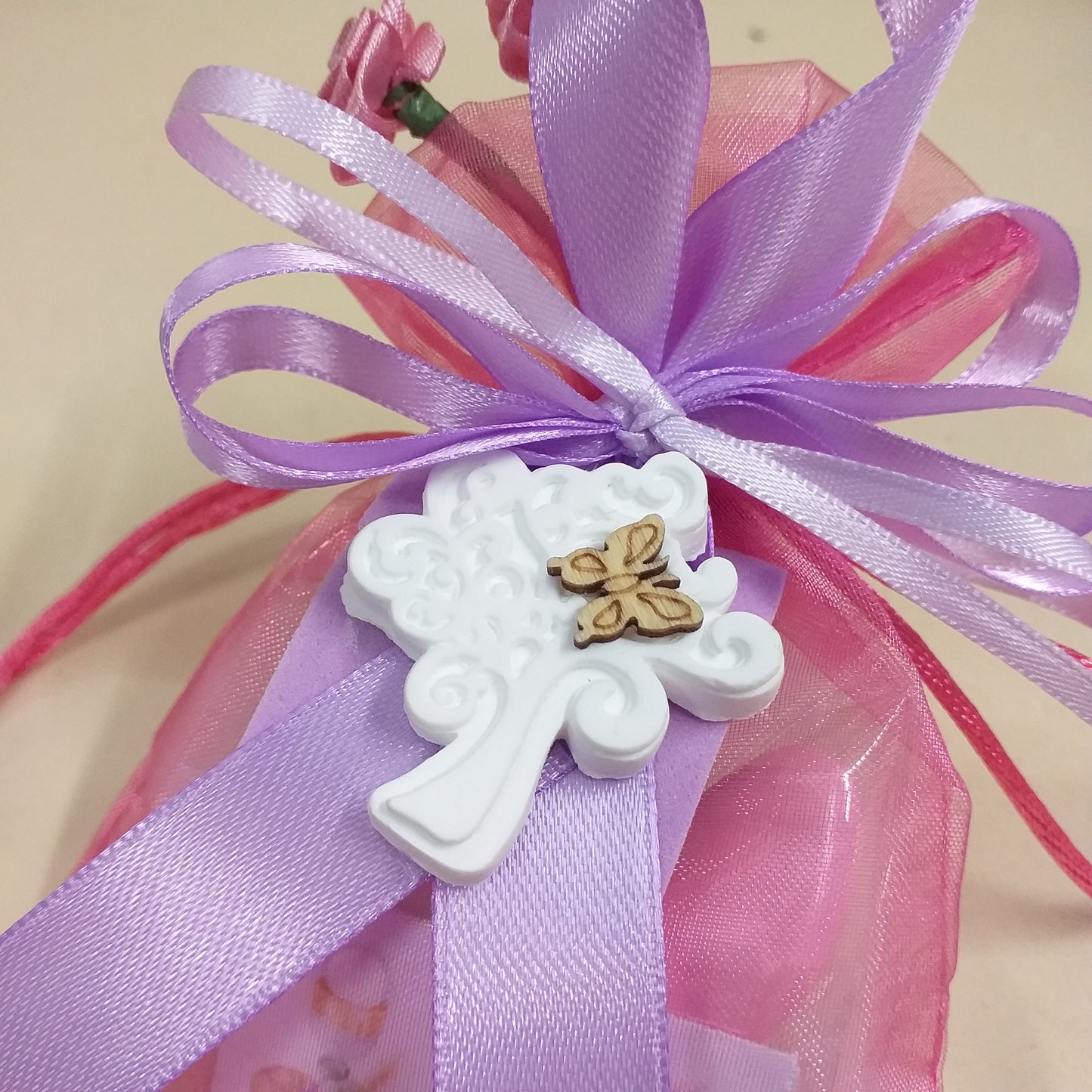 applicazione farfalla legno su fucsia lilla sacchettini bomboniere organza gessetto albero della vita per confettata e segnaposto matrimonio Prima Comunione Santa Cresima Battesimo bimba femminuccia confezionati confetti e bigliettino personalizzato roselline
