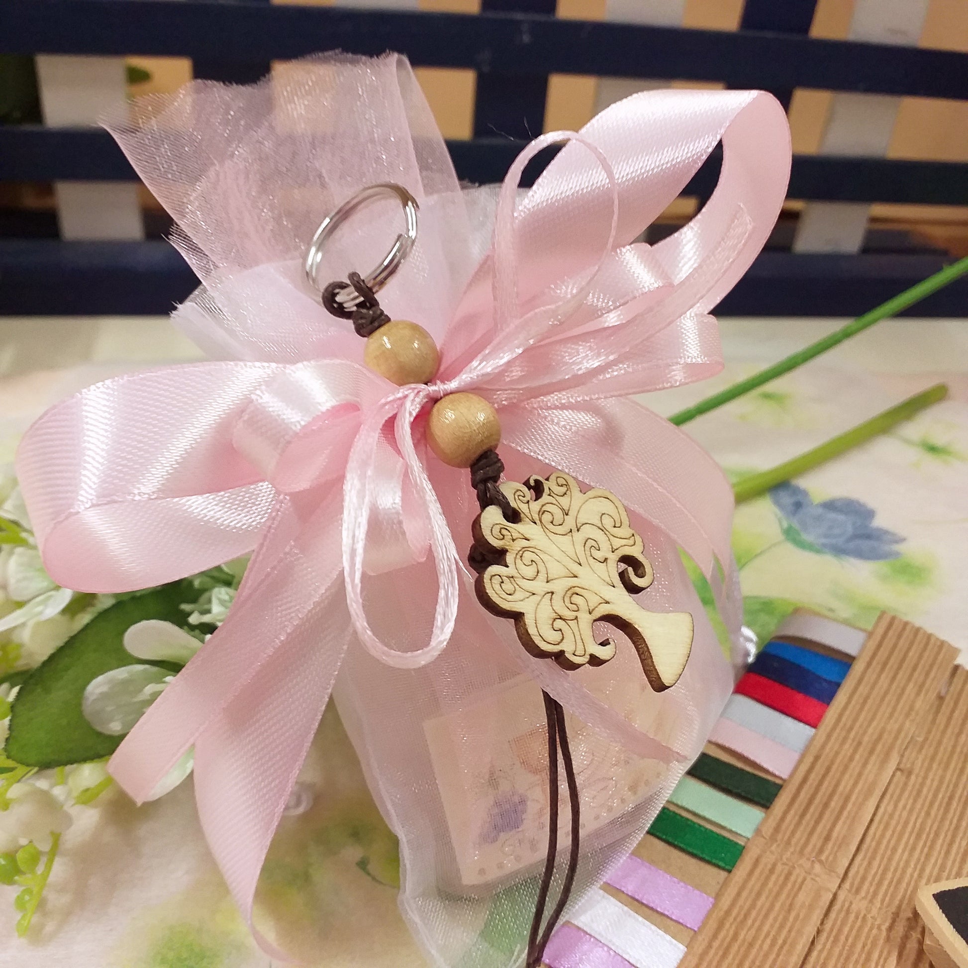 sacchetto confetti rosa portachiavi albero della vita ciondolo legno pirografato corda perle nastro kit fai da te o confezionato bomboniera matrimonio anniversario comunione cresima